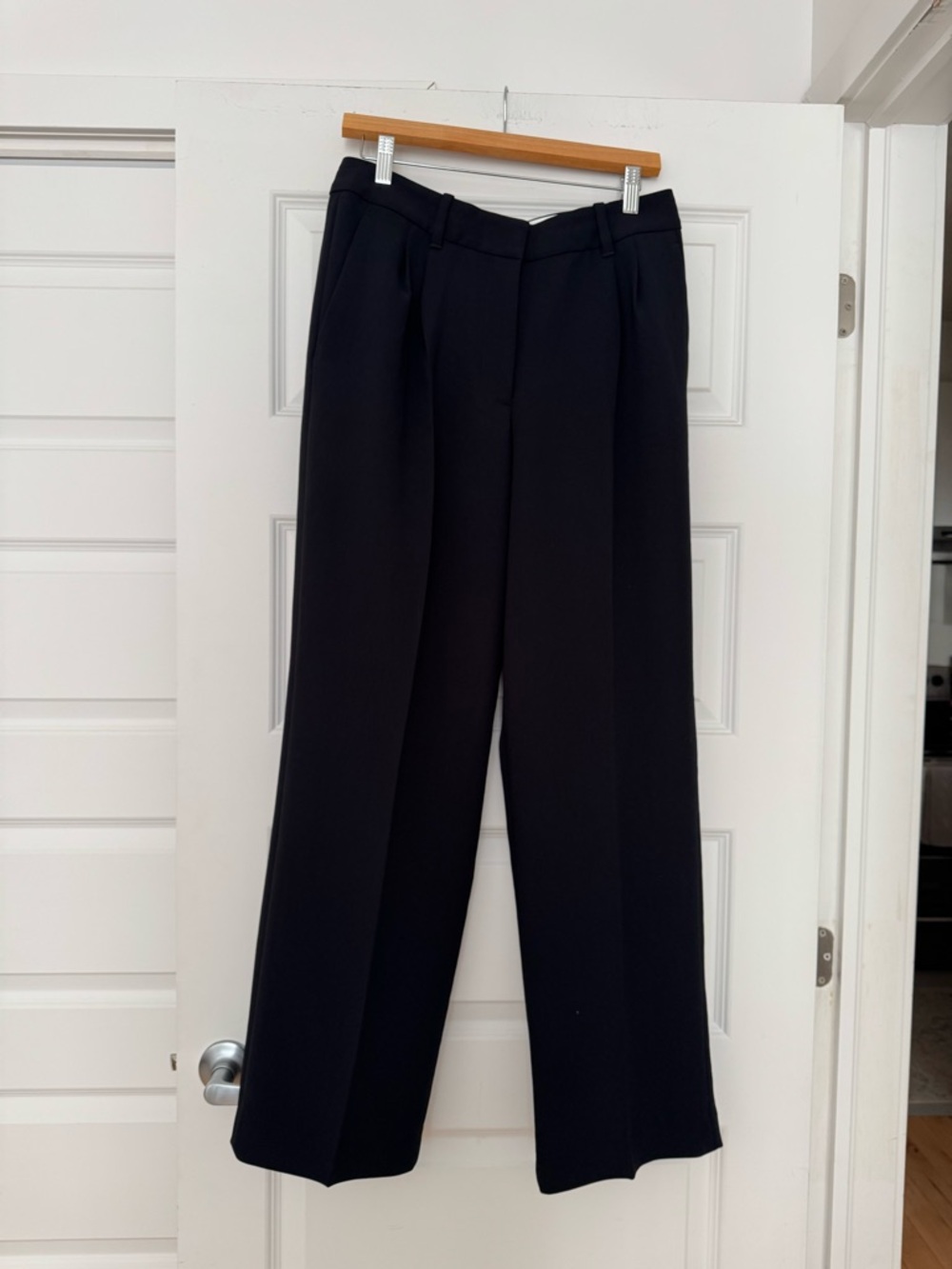 Aritzia Black Effortless Pant Lo-Rise - size 8 short